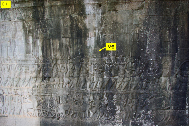 바이욘 동쪽 2층 회랑, 운반중인 보물