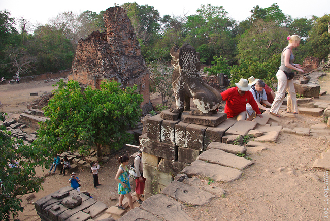 프놈 바켕 계단, 사자상
