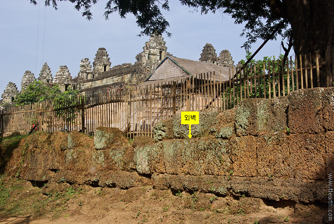 프놈 바켕, 남쪽 외벽