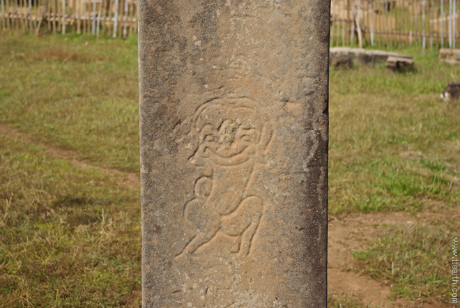 프놈 바켕, 기둥 부조