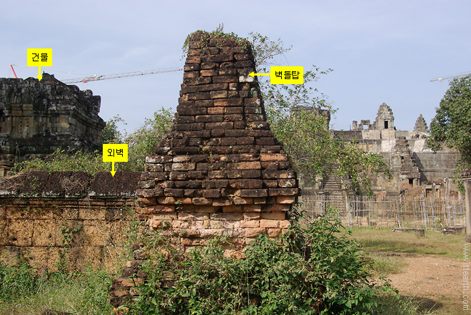 프놈 바켕, 외벽과 벽돌탑
