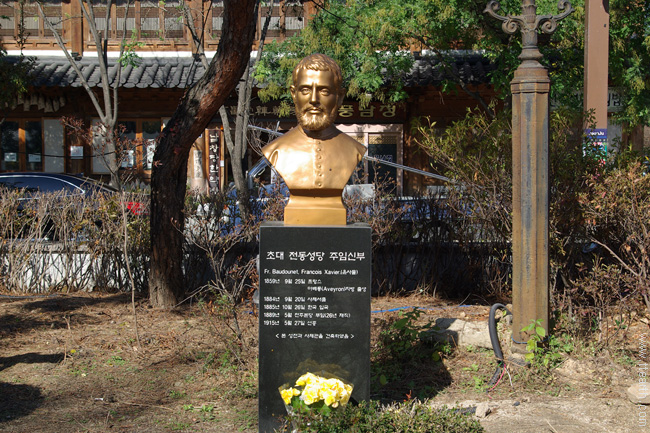 전주 한옥 마을, 전동 성당, 보두네 신부