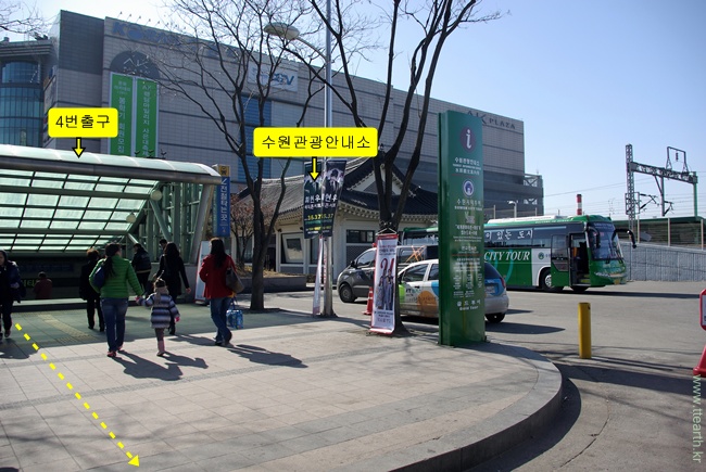 수원역 4번 출구, 수원 관광 안내소, 수원 시티 투어 버스 정류장